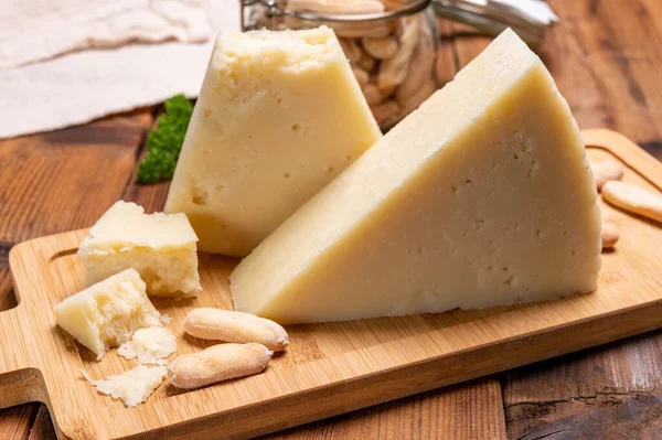 Trozos Queso Italiano Pecorino Romano Maduro Hechos Leche Oveja Lazio — Foto de Stock