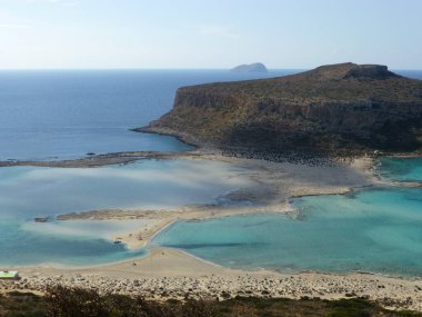 Yunanistan 'ın Girit adasında beyaz kum, egzotik mavi ve turkuaz suları olan ünlü Balos gizli gölü.