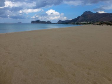 Yunanistan 'ın Girit adasında beyaz ve pembe kumları ve egzotik mavi ve turkuaz sularıyla ünlü pembe Falassarna plajı, doğa manzarası.