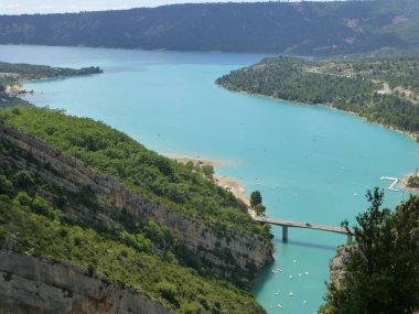 Fransa 'nın Provence kentindeki Verdon vadisinin yakınındaki Blue Lac de Sainte-Croix gölünün manzarası