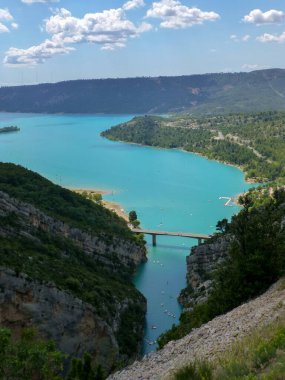 Fransa 'nın Provence kentindeki Verdon vadisinin yakınındaki Blue Lac de Sainte-Croix gölünün manzarası