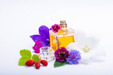 Parfüm özünün yaratımı, yaz çiçekleri tatlı hafif koku, parfüm şişesi ve renkli aromatik çiçekler.