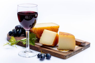 Sert İtalyan pecorino koyun peyniri ve cam ile İtalyan kırmızı şarabı izole edilmiş.