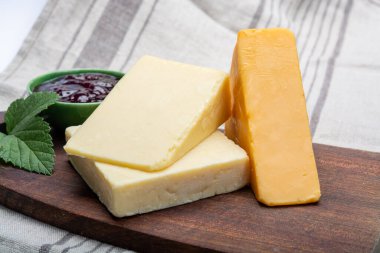 Çedar peyniri koleksiyonu, inek sütünden yapılan çedar peyniri çeşitleri.