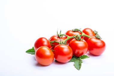 Beyaz arka planda izole edilmiş taze kırmızı domatesler fotokopi alanını kapatın.