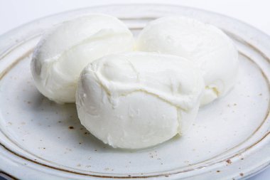 İtalyan yumuşak peyniri mozzarella, inek veya bufalo sütünden yapılan beyaz peynir.