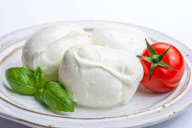 İtalyan yumuşak peyniri mozzarella, inek veya bufalo sütünden yapılmış beyaz peynir taze yeşil fesleğen otu ve kırmızı domates.