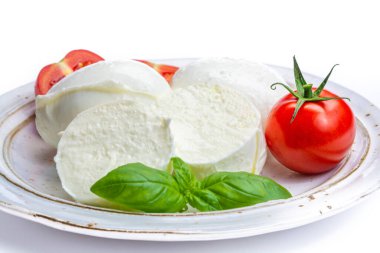 İtalyan yumuşak peyniri mozzarella, inek veya bufalo sütünden yapılmış beyaz peynir taze yeşil fesleğen otu ve kırmızı domates.