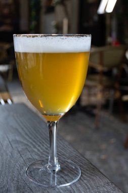 Belçika 'nın ünlü birası dışarıda, küçük eski bir kafede, özel Belçika bira bardağında güneş ışığında servis edilir.