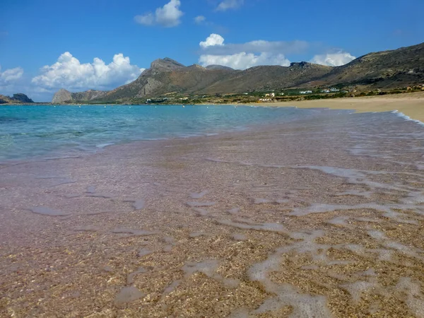 白い砂とピンクの砂とクレタ島 ギリシャのエキゾチックな青い海と有名なピンクのFalassarnaビーチでサーフ波を閉じます — ストック写真