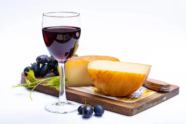 이탈리아의 치즈와 그리고 떨어져 이탈리아의 포도주 — 스톡 사진