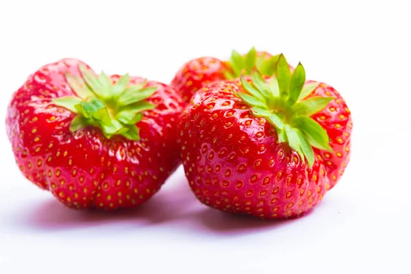 Drei Rote Reife Erdbeeren Isoliert Auf Weißem Hintergrund Nahaufnahme Kopierraum — Stockfoto