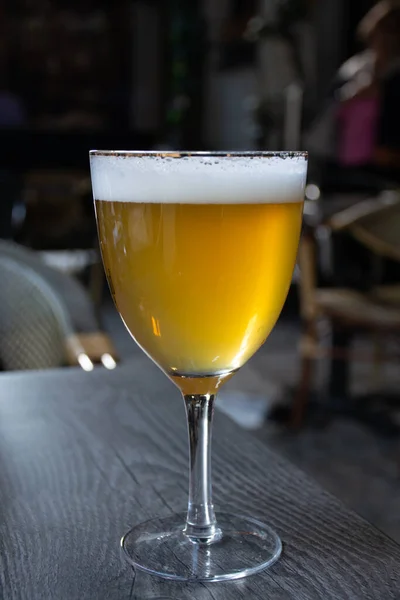 Διάσημη Βελγική Μπύρα Σερβίρεται Έξω Μικρό Παλιό Καφέ Ειδικό Ποτήρι — Φωτογραφία Αρχείου