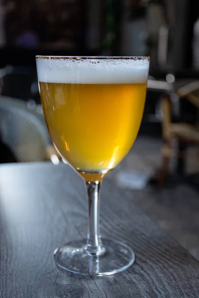 Διάσημη Βελγική Μπύρα Σερβίρεται Έξω Μικρό Παλιό Καφέ Ειδικό Ποτήρι — Φωτογραφία Αρχείου