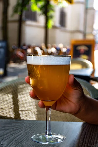 Main Avec Célèbre Bière Belge Servie Extérieur Dans Petit Vieux — Photo