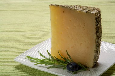 Peynir koleksiyonu, bir parça İspanyol manchego biberiyeli süt peyniri.