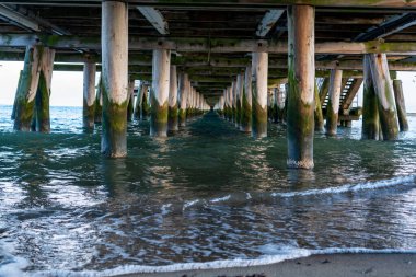 Deniz ya da okyanus manzarası Eski ahşap iskele ya da köprü üzerindeki su manzarası