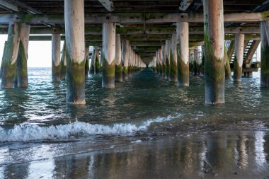 Deniz ya da okyanus manzarası Eski ahşap iskele ya da köprü üzerindeki su manzarası
