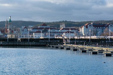 Baltık Denizi, Polonya 'da bulunan Sopot' taki ünlü eski ahşap iskelede soğuk kış günü