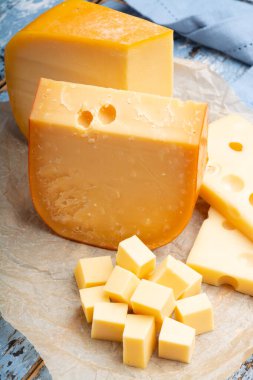 Meşhur sert peynirler, Hollanda Gouda ve Fransız Emmentaler kağıt üzerinde parçalar ve bloklar halinde