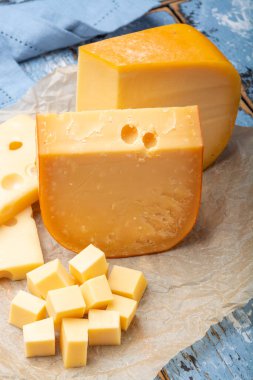 Meşhur sert peynirler, Hollanda Gouda ve Fransız Emmentaler kağıt üzerinde parçalar ve bloklar halinde