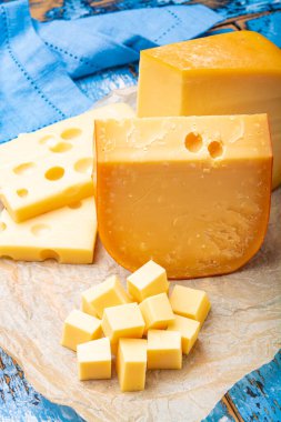 Meşhur sert peynirler, Hollanda Gouda ve Fransız Emmentaler kağıt üzerinde parçalar ve bloklar halinde