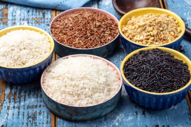 Farklı pirinç türleri, beyaz basmati, yasemin, arborio, kahverengi ve siyah pirinç koleksiyonu.