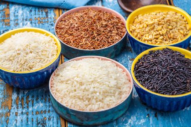 Farklı pirinç türleri, beyaz basmati, yasemin, arborio, kahverengi ve siyah pirinç koleksiyonu.
