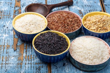 Farklı pirinç türleri, beyaz basmati, yasemin, arborio, kahverengi ve siyah pirinç koleksiyonu.