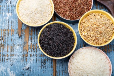 Farklı pirinç türleri, beyaz basmati, yasemin, arborio, kahverengi ve siyah pirinç koleksiyonu.