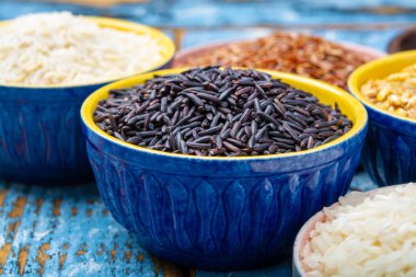Farklı pirinç türleri, beyaz basmati, yasemin, arborio, kahverengi ve siyah pirinç koleksiyonu.