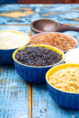 Farklı pirinç türleri, beyaz basmati, yasemin, arborio, kahverengi ve siyah pirinç koleksiyonu.