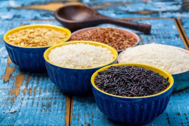 Farklı pirinç türleri, beyaz basmati, yasemin, arborio, kahverengi ve siyah pirinç koleksiyonu.