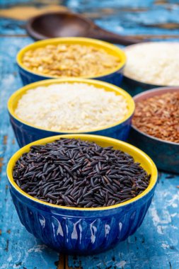 Farklı pirinç türleri, beyaz basmati, yasemin, arborio, kahverengi ve siyah pirinç koleksiyonu.