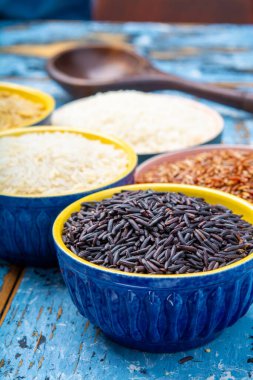 Farklı pirinç türleri, beyaz basmati, yasemin, arborio, kahverengi ve siyah pirinç koleksiyonu.