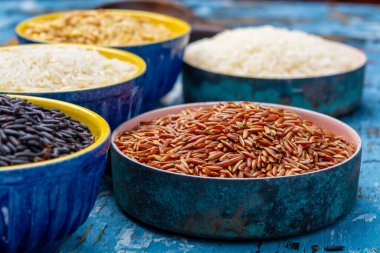 Farklı pirinç türleri, beyaz basmati, yasemin, arborio, kahverengi ve siyah pirinç koleksiyonu.