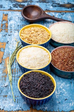 Farklı pirinç türleri, beyaz basmati, yasemin, arborio, kahverengi ve siyah pirinç koleksiyonu.