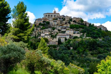 Provencal antik kenti Gordes, turistler ve Güney Fransa 'daki tatil beldesi