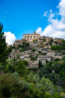 Provencal antik kenti Gordes, turistler ve Güney Fransa 'daki tatil beldesi