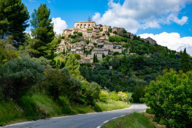 Provencal antik kenti Gordes, turistler ve Güney Fransa 'daki tatil beldesi