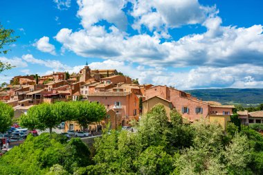 Roussillon 'a bakın, Luberon' un Doğal Bölgesel Parkı sınırları içinde büyük toprak yatakları olan küçük Provensal kasabası.