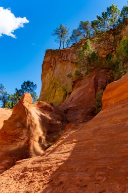 Fransa 'nın güneyindeki Luberon, Doğal Bölge Parkı' ndaki küçük Provensal kasabası Roussillon 'da bulunan büyük renkli toprak yatakları boya için pigmentler.