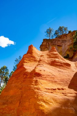 Fransa 'nın güneyindeki Luberon, Doğal Bölge Parkı' ndaki küçük Provensal kasabası Roussillon 'da bulunan büyük renkli toprak yatakları boya için pigmentler.