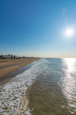 Scheveningen 'deki Kuzey Denizi plajında güneşli bir gün, turist ve tatil beldesi