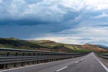 Sicilya 'da, Catania ile Palermo arasındaki otoyolda.
