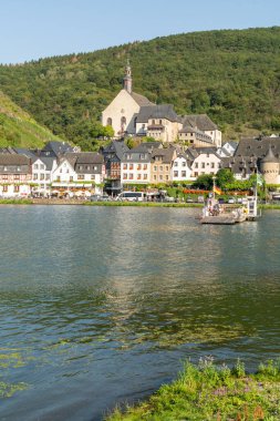 Mosel Nehri Vadisi 'ndeki küçük Alman kasabasının manzarası, Almanya' da şarap bölgesinde turistlerin gideceği yer.