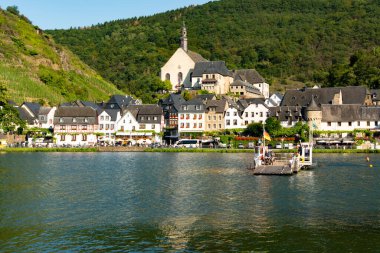 Mosel Nehri Vadisi 'ndeki küçük Alman kasabasının manzarası, Almanya' da şarap bölgesinde turistlerin gideceği yer.