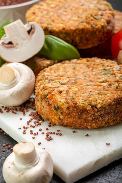 Smakrika Vegetariska Hamburgare Tillverkade Hälsosam Quinoa Basilika Tomater Och Champignon — Stockfoto