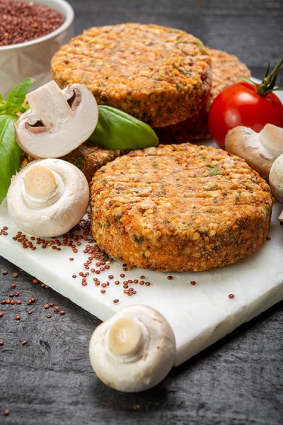 Smakrika Vegetariska Hamburgare Tillverkade Hälsosam Quinoa Basilika Tomater Och Champignon — Stockfoto