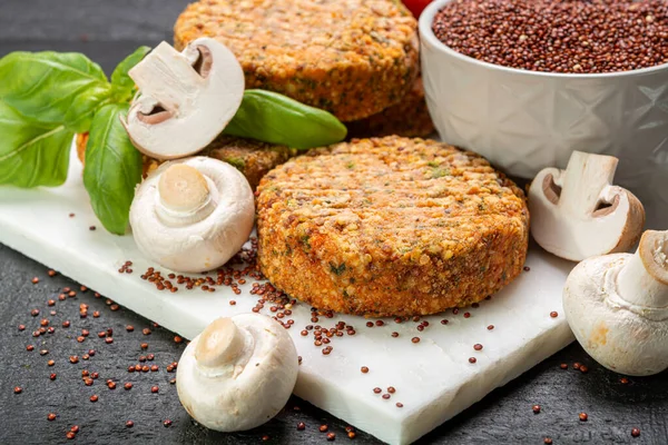 Smakrika Vegetariska Hamburgare Tillverkade Hälsosam Quinoa Basilika Tomater Och Champignon — Stockfoto